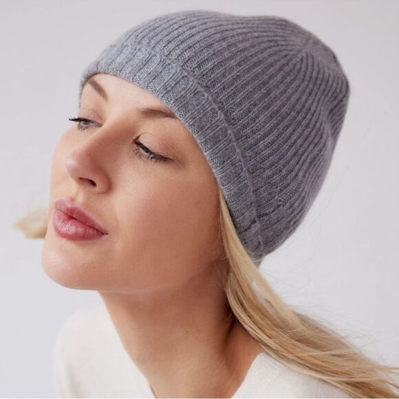 NWT Nordstrom Cashmere Beanie pink/coral in color